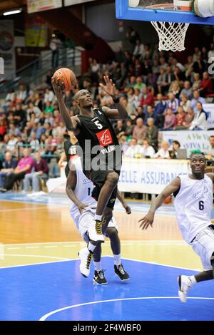 BASKET-BALL - LIGUE FRANCE PROA 2010-2011 - PRÉ-SAISON - TOURNOI DE BOURGES (FRA) - ROANNE V ORLÉANS - 17/09/2010 - JEAN FRANÇOIS MOLLIERE / DPPI - SY Amara (Orléans) Banque D'Images