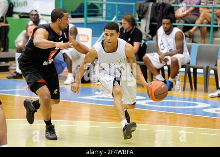 BASKET-BALL - LIGUE FRANCE PROA 2010-2011 - PRÉ-SAISON - TOURNOI DE BOURGES (FRA) - ROANNE V ORLÉANS - 17/09/2010 - JEAN FRANÇOIS MOLLIERE / DPPI - GORDON Alex (Roanne) Banque D'Images