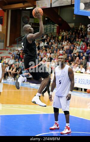 BASKET-BALL - LIGUE FRANCE PROA 2010-2011 - PRÉ-SAISON - TOURNOI DE BOURGES (FRA) - ROANNE V ORLÉANS - 17/09/2010 - JEAN FRANÇOIS MOLLIERE / DPPI - SY Amara (Orléans) Banque D'Images