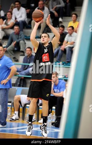 BASKET-BALL - LIGUE FRANCE PROA 2010-2011 - PRÉ-SAISON - TOURNOI DE BOURGES (FRA) - ROANNE V ORLÉANS - 17/09/2010 - JEAN FRANÇOIS MOLLIERE / DPPI - MOERMAN Adrien (Orléans) Banque D'Images