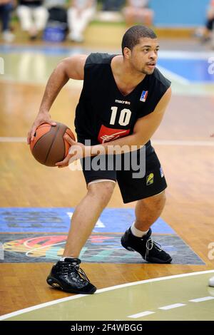 BASKET-BALL - LIGUE FRANCE PROA 2010-2011 - PRÉ-SAISON - TOURNOI DE BOURGES (FRA) - ROANNE V ORLÉANS - 17/09/2010 - JEAN FRANÇOIS MOLLIERE / DPPI - CURTI Aldo (Orléans) Banque D'Images