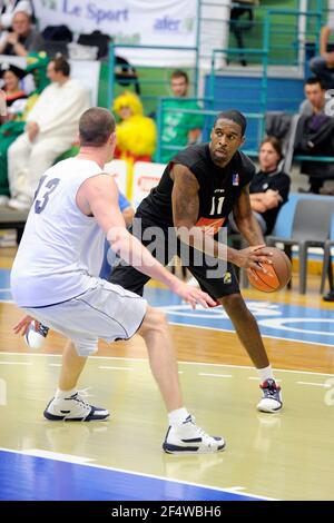 BASKET-BALL - LIGUE FRANCE PROA 2010-2011 - PRÉ-SAISON - TOURNOI DE BOURGES (FRA) - ROANNE V ORLÉANS - 17/09/2010 - JEAN FRANÇOIS MOLLIERE / DPPI - SMITH Jamar (Orléans) Banque D'Images