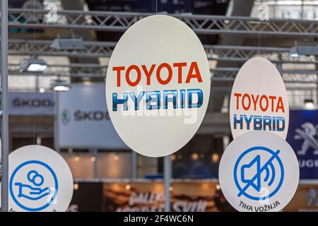 Belgrade, Serbie - 22 mars 2018 : affiche suspendue Toyota Hybrid au salon car Expo. Banque D'Images