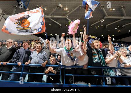 BASKET-BALL - SEMAINE DES AS 2011 - FINAL - GRAVELINES V CHALON SUR SAONE - PAU (FRA) - 13/02/2011 - PHOTO : JEAN-FRANÇOIS MOLLIERE / DPPI - SUPPORTERS GRAVELINES Banque D'Images