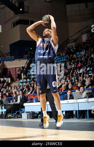 BASKET-BALL - SEMAINE DES AS 2011 - FINAL - GRAVELINES V CHALON SUR SAONE - PAU (FRA) - 13/02/2011 - PHOTO : JEAN-FRANÇOIS MOLLIERE / DPPI - AKPOMEDAH CYRIL (GRAVELINES) Banque D'Images