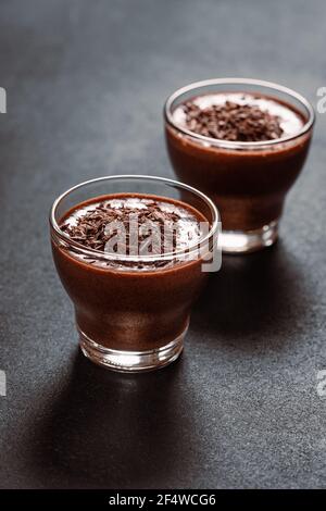 Mousse au chocolat noir maison dans des verres sur table gris foncé, gros plan Banque D'Images
