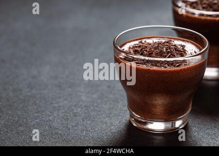 Mousse au chocolat noir maison dans des verres sur table gris foncé, gros plan Banque D'Images
