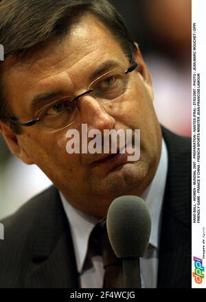 MAIN BALL - FEMMES - MUNDIAL 2007 - PREPARATION - NANTES (FRA) - 27/02/2007 - PHOTO : JEAN-MARC MOUCHET / DPPI FRIENDLY GAME - FRANCE V CHINE - MINISTRE FRANÇAIS DES SPORTS JEAN-FRANÇOIS LAMOUR Banque D'Images