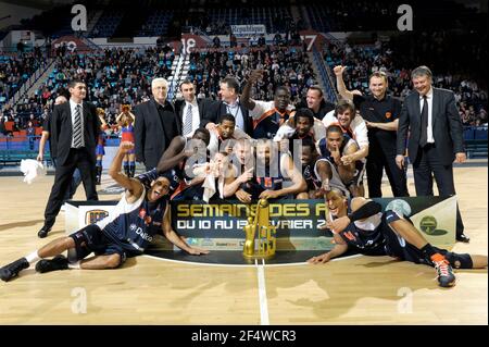 BASKET-BALL - SEMAINE DES AS 2011 - FINALE - GRAVELINES V CHALON SUR SAONE - PAU (FRA) - 13/02/2011 - PHOTO : JEAN-FRANÇOIS MOLLIERE / DPPI - TROPHÉE GRAVELINES Banque D'Images