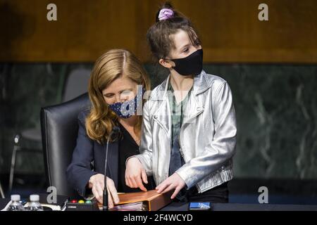 Washington, États-Unis. 23 mars 2021. Samantha Power, nommée administratrice de l'Agence des États-Unis pour le développement international, interagit avec sa fille Rian Power Sunstein au début de son audition de confirmation devant le Comité sénatorial des relations étrangères le mardi 23 mars 2021. Photo de piscine par Jim Lo Scalzo/UPI crédit: UPI/Alamy Live News Banque D'Images