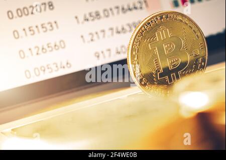 Golden BTC Bitcoin sur le clavier de l'ordinateur portable gros plan. Thème financier décentralisé de la crypto-monnaie. Banque D'Images