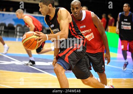 BASKETBALL - EUROBASKET MEN 2011 - LITUANIE - ÉQUIPE DE FORMATION FRANÇAISE - SIAULIAI - 30/08/2011 - PHOTO : JEAN FRANÇOIS MOLLIERE / DPPI - NICOLAS BATUM Banque D'Images