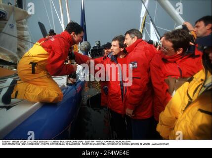 VOILE - VENDÉE GLOBE CHALLENGE 2000/2001 - START LES SABLES D'OLONNE (FRA) - 20001109 - PHOTO: JEAN-MARC MOUCHET/DPPI ELLEN MACARTHUR (GBR) / KINGFISHER - PHILIPPE JEANTOT (FRA) / ORGANISATOR - PHILIPPE DE VILLIERS (FRA) / PRÉSIDENT DU CONSEIL GÉNÉRAL DE VENDEE - AMBIANCE START Banque D'Images