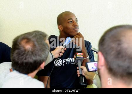 BASKETBALL - EUROBASKET MEN 2011 - LITUANIE - CONFÉRENCE DE PRESSE DE L'ÉQUIPE FRANÇAISE - SIAULIAI - 30/08/2011 - PHOTO : JEAN FRANÇOIS MOLLIERE / DPPI - TRAORE ALI Banque D'Images