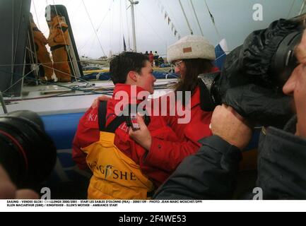 VOILE - VENDÉE GLOBE CHALLENGE 2000/2001 - START LES SABLES D'OLONNE (FRA) - 20001109 - PHOTO: JEAN-MARC MOUCHET/DPPI ELLEN MACARTHUR (GBR) / KINGFISHER - MÈRE D'ELLEN - AMBIANCE DÉPART Banque D'Images