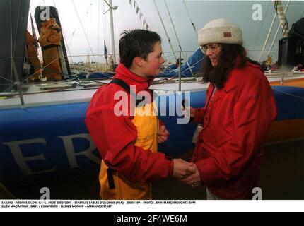 VOILE - VENDÉE GLOBE CHALLENGE 2000/2001 - START LES SABLES D'OLONNE (FRA) - 20001109 - PHOTO: JEAN-MARC MOUCHET/DPPI ELLEN MACARTHUR (GBR) / KINGFISHER - MÈRE D'ELLEN - AMBIANCE DÉPART Banque D'Images