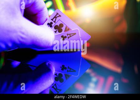 Joueur de poker avec deux cartes dans ses mains. Jeux de table de poker du Casino de Las Vegas Banque D'Images
