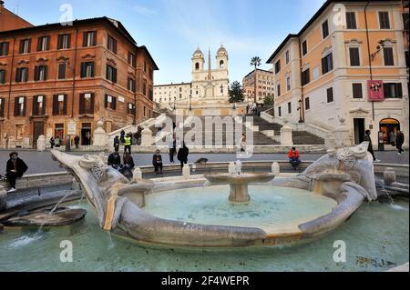 Italie, Rome, Piazza di Spagna, fontaine Barcacia et marches espagnoles Banque D'Images