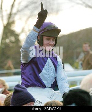 KING GEORGE 6 CHASE AU PARC SANDOWN. BARRY GERAGHTY ET KICKING KING APRÈS AVOIR GAGNÉ 26/12/2005 PHOTO DAVID ASHDOWNRACING Banque D'Images