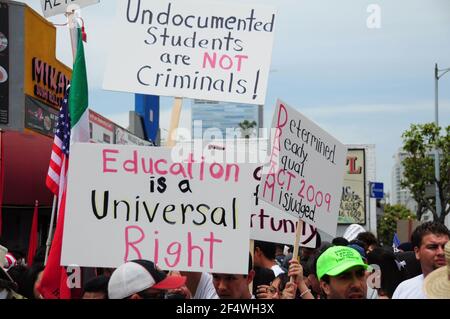 Les manifestants ont des signes lors d'un rassemblement Mayday dans le centre-ville de Los Angeles en 2009. Banque D'Images