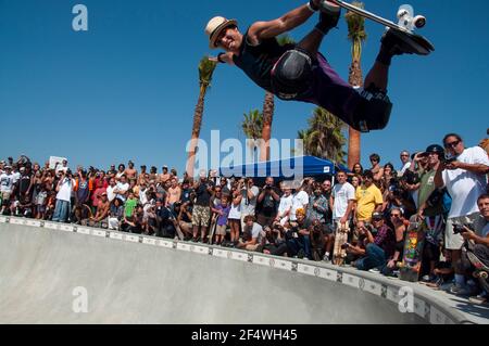 Christian Hosoi, skateboarder professionnel, joue un tour lors de l'ouverture officielle du parc de skate de Venice Beach à Los Angeles, Californie, États-Unis. Banque D'Images