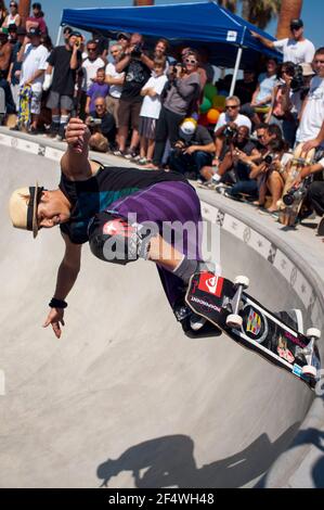 Christian Hosoi, skateboarder professionnel, joue un tour lors de l'ouverture officielle du parc de skate de Venice Beach à Los Angeles, Californie, États-Unis. Banque D'Images