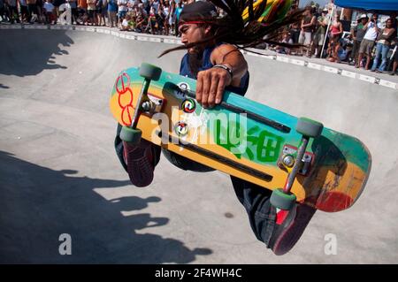 Le skateboarder professionnel Bennett Harada joue un tour lors de l'ouverture officielle du parc de skate de Venice Beach à Los Angeles, CA, Etats-Unis. Banque D'Images