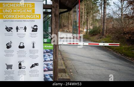 Bispingen, Allemagne. 23 mars 2021. Les mesures de sécurité et d'hygiène sont indiquées sur une affiche dans la zone d'accès du Centre Parc Bispinger Heide. Le confinement de Pâques décidé par les gouvernements fédéral et des États rencontre une incompréhension dans l'industrie touristique en Basse-Saxe. Credit: Philipp Schulze/dpa/Alamy Live News Banque D'Images