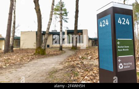 Bispingen, Allemagne. 23 mars 2021. Un panneau se trouve en face d'une maison de vacances au Centre Parc Bispinger Heide. Le confinement de Pâques décidé par les gouvernements fédéral et des États rencontre une incompréhension dans l'industrie touristique en Basse-Saxe. Credit: Philipp Schulze/dpa/Alamy Live News Banque D'Images