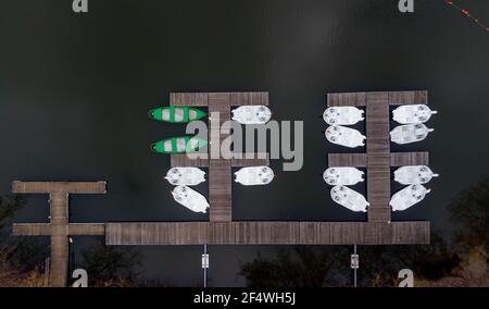 Bispingen, Allemagne. 23 mars 2021. Au Centre Parc Bispinger Heide, les bateaux sont amarrés à la jetée (tiré avec un drone). Le confinement de Pâques décidé par les gouvernements fédéral et des États rencontre une incompréhension dans l'industrie touristique en Basse-Saxe. Credit: Philipp Schulze/dpa/Alamy Live News Banque D'Images