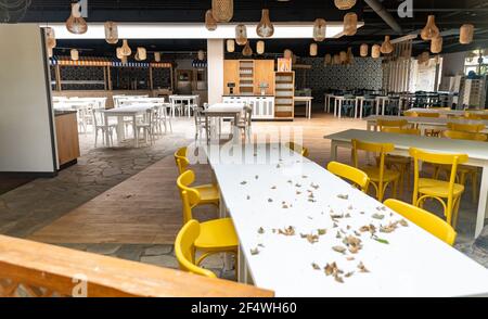 Bispingen, Allemagne. 23 mars 2021. Les feuilles se trouvent sur les tables de la région gastronomique actuellement inutilisée du Centre Parc Bispinger Heide. Le confinement de Pâques décidé par les gouvernements fédéral et des États rencontre une incompréhension dans l'industrie touristique en Basse-Saxe. Credit: Philipp Schulze/dpa/Alamy Live News Banque D'Images