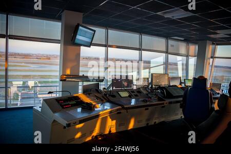 Kiev, Ukraine - 18 octobre 2019: Soft focus.Le lieu de travail d'un contrôleur de la circulation aérienne.Arrière-plan - intérieur de la tour de répartition de l'aéroport.Service de contrôle du décollage et de l'atterrissage des aéronefs Banque D'Images