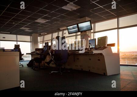 Kiev, Ukraine - 18 octobre 2019: Soft focus.Le lieu de travail d'un contrôleur de la circulation aérienne.Arrière-plan - intérieur de la tour de répartition de l'aéroport.Service de contrôle du décollage et de l'atterrissage des aéronefs Banque D'Images