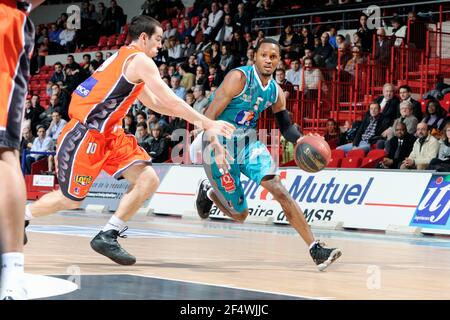 BASKET-BALL - FRENCH CUP MEN 2011-2012 - LE MANS V PAU - LE MANS (FRA) -10/01/2012 - PHOTO : JEAN-FRANÇOIS MOLLIERE / DPPI - GIPSON TEDDY (PAU) Banque D'Images