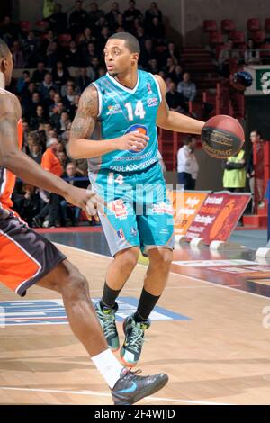 BASKET-BALL - FRENCH CUP MEN 2011-2012 - LE MANS V PAU - LE MANS (FRA) - 10/01/2012 - PHOTO : JEAN-FRANÇOIS MOLLIERE / DPPI - ALLAN RAY (PAU) Banque D'Images