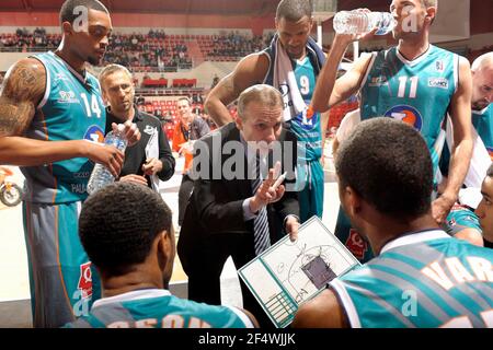 BASKET-BALL - FRENCH CUP MEN 2011-2012 - LE MANS V PAU - LE MANS (FRA) -10/01/2012 - PHOTO : JEAN-FRANÇOIS MOLLIERE / DPPI - LAURENT VILA (PAU) Banque D'Images
