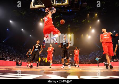 BASKET-BALL - ALL STAR GAME 2011 - BERCY - PARIS (FRA) - 29/12/2011 - PHOTO : JEAN-FRANÇOIS MOLLIERE / DPPI - ADRIEN MOERMAN (FRA) Banque D'Images