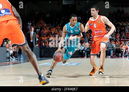 BASKET-BALL - FRENCH CUP MEN 2011-2012 - LE MANS V PAU - LE MANS (FRA) - 10/01/2012 - PHOTO : JEAN-FRANÇOIS MOLLIERE / DPPI - GIPSON TEDDY (PAU) Banque D'Images