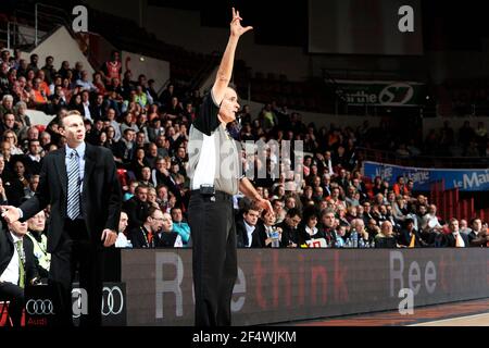 BASKET-BALL - FRENCH CUP MEN 2011-2012 - LE MANS V PAU - LE MANS (FRA) - 10/01/2012 - PHOTO : JEAN-FRANÇOIS MOLLIERE / DPPI - BRUNO GASPERIN / REFEREE Banque D'Images