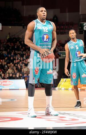 BASKET-BALL - FRENCH CUP MEN 2011-2012 - LE MANS V PAU - LE MANS (FRA) - 10/01/2012 - PHOTO : JEAN-FRANÇOIS MOLLIERE / DPPI - ELONU CHINEMELU (PAU) Banque D'Images