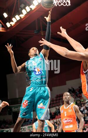 BASKET-BALL - FRENCH CUP MEN 2011-2012 - LE MANS V PAU - LE MANS (FRA) - 10/01/2012 - PHOTO : JEAN-FRANÇOIS MOLLIERE / DPPI - GIPSON TEDDY (PAU) Banque D'Images