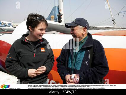 VOILE - RECORD - CIRCUIT ASIATIQUE RECORD 2006 - YOKOHAMA (JAP) - 21/03/2006 - PHOTO : KAORU SOEHATA / OFFSHORE CHALLENGES SAILING TEAM / DPPI ELLEN MACARTHUR (UK) & CREW PRÉPARE LE TRIMARAN B&Q POUR LE DÉBUT DU CIRCUIT ASIATIQUE RECORD 2006 - ELLEN MACARTHUR AVEC MINOROU SAITO (JAP), L'HOMME LE PLUS ANCIEN À NAVIGUER SOLO DANS LE MONDE, IL A TERMINÉ L'ANNÉE DERNIÈRE À 71 ANS Banque D'Images