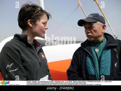 VOILE - RECORD - CIRCUIT ASIATIQUE RECORD 2006 - YOKOHAMA (JAP) - 21/03/2006 - PHOTO : KAORU SOEHATA / OFFSHORE CHALLENGES SAILING TEAM / DPPI ELLEN MACARTHUR (UK) & CREW PRÉPARE LE TRIMARAN B&Q POUR LE DÉBUT DU CIRCUIT ASIATIQUE RECORD 2006 - ELLEN MACARTHUR AVEC MINOROU SAITO (JAP), L'HOMME LE PLUS ANCIEN À NAVIGUER SOLO DANS LE MONDE, IL A TERMINÉ L'ANNÉE DERNIÈRE À 71 ANS Banque D'Images