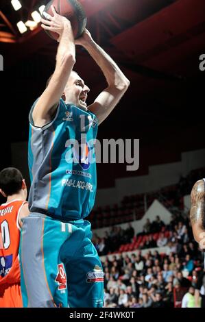 BASKET-BALL - FRENCH CUP MEN 2011-2012 - LE MANS V PAU - LE MANS (FRA) - 10/01/2012 - PHOTO : JEAN-FRANÇOIS MOLLIERE / DPPI - RIMAC SLAVEN (PAU) Banque D'Images