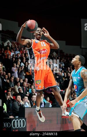 BASKET-BALL - FRENCH CUP MEN 2011-2012 - LE MANS V PAU - LE MANS (FRA) - 10/01/2012 - PHOTO : JEAN-FRANÇOIS MOLLIERE / DPPI - KAHUDI HENRI (PAU) Banque D'Images