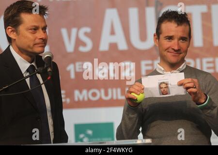 Dessinez, avec le cycliste français Team Europcar Thomas Voeckler , lors de la conférence de presse du groupe mondial de la coupe Davis de tennis 2014, le 30 janvier 2014 à Nantes, en France. Photo Jean-Marc Mouchet / DPPI Banque D'Images