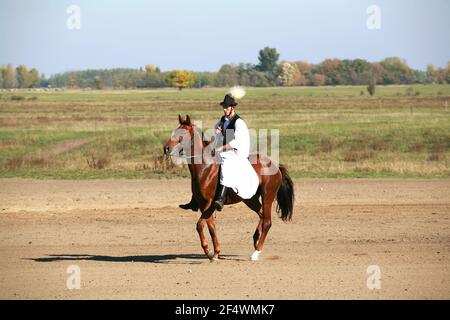 PUSZTA, HONGRIE, SEPTEMBRE 04. 2020: Bergers hongrois comme csikos en costume traditionnel folklorique montrant ses chevaux entraînés dans la chatzta hongroise lowl Banque D'Images