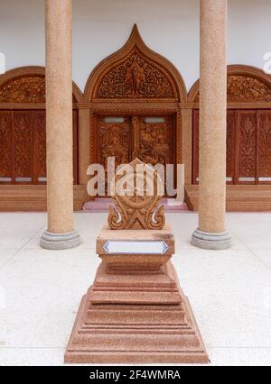 La dalle de grès sculptée pour marquer les limites de l'église thaïlandaise, située autour de l'église dans le temple thaïlandais, vue de face avec l'espace de copie. Banque D'Images