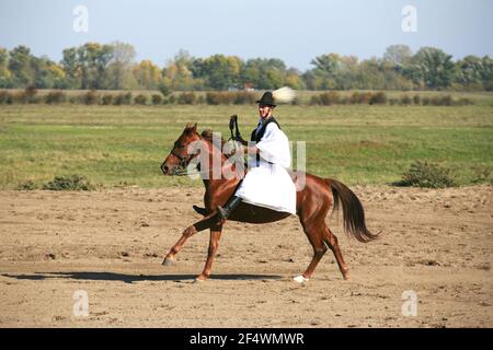 PUSZTA, HONGRIE, SEPTEMBRE 04. 2020: Bergers hongrois comme csikos en costume traditionnel folklorique montrant ses chevaux entraînés dans la chatzta hongroise lowl Banque D'Images