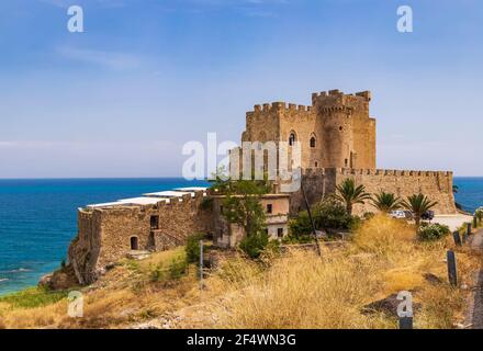 Château Castello Federiciano dans la province de Cosenza, Calabre, Italie Banque D'Images